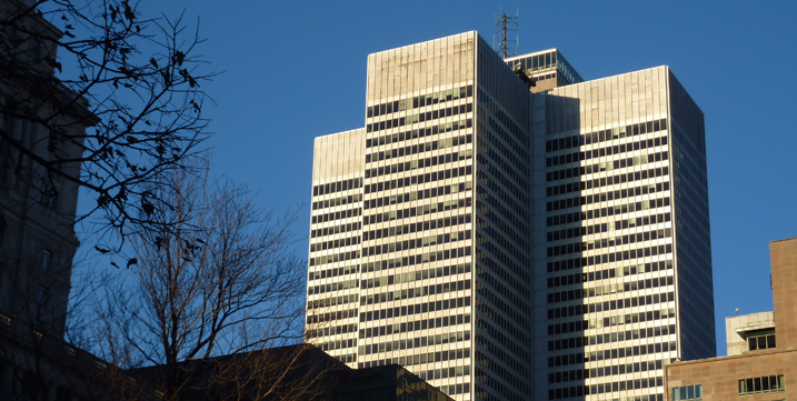 Dans une adresse, écrit-on « 1, place Ville-Marie » ou « 1, Place-Ville-Marie »?